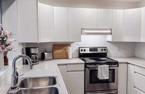 North Vancouver Condo | Cozy King Suite | Fire Pit | Near Lonsdale Quay - Pet Friendly