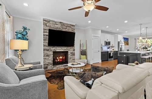 Pittsburgh House | Cozy Modern Escape with Grill & Backyard Space