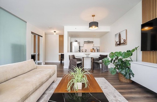 Downtown Vancouver Apartment | Cozy Modern Stay｜Best DT Spot| 7 Min to Seawall