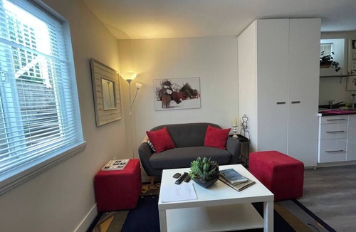 Central Lonsdale House | Cozy Mountain Getaway in North Vancouver (Private Suite)