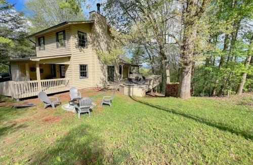 Williamstown Cabin | ⭐️Cozy Mountain Cabin with Hot tub