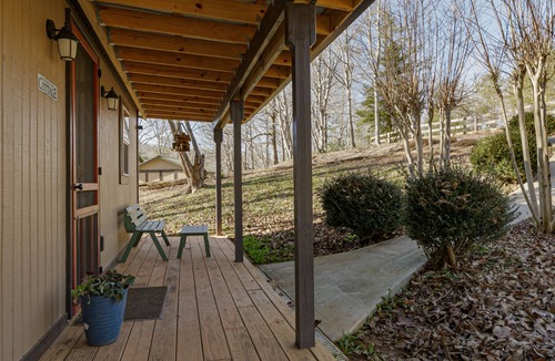 Cleveland Cabin | Cozy Waterfront Escape near Helen & Vineyards FREE night with 3 night stay