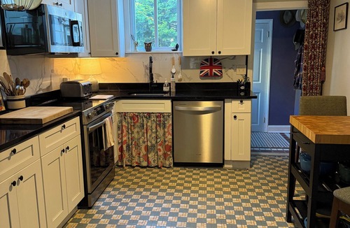 Roxborough-Manayunk House | Creative’s charming 2-bedroom house in Philadelphia, HVAC/mid- century esthetic.