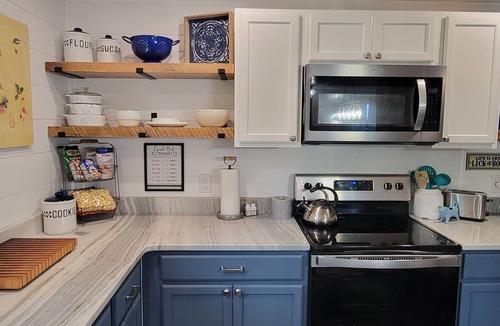 Aquone Cabin | Creekside Cottage –Hot Tub!, Pool Table, Firepit & Pet-Friendly in the Nantahala
