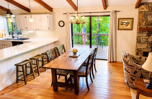 Maggie Valley House | Creekside Luxury Cabin with 2 King Suites & Country Club Access