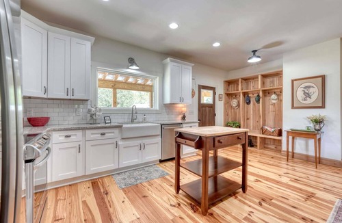 Hayesville Cabin | Creekside screened porch, pet friendly, minutes to downtown Hayesville. Firewood