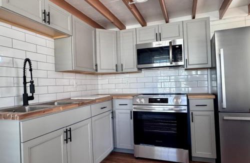 Jefferson House | Cute Barn Guesthouse - Minutes from Downtown and major Attractions
