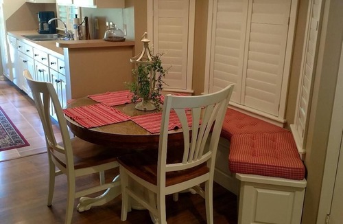 Bryan House | CUTE QUIET COTTAGE NESTLED IN THE TREES