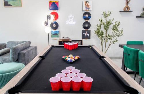 Cedars House | Dallas City View with Pool Table, Sauna, Darts, Golf, and Outdoor Movie Theater