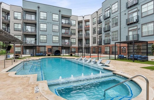 Deep Ellum Apartment | Deep Ellum-Sleeps 5-Balcony-Pool-Medical District