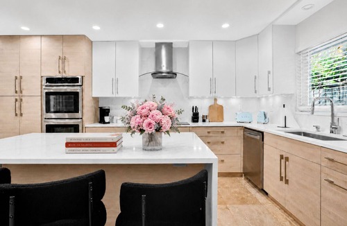17th Street Causeway House | Designer 4BR Villa Pool 30 min to WC Stadium