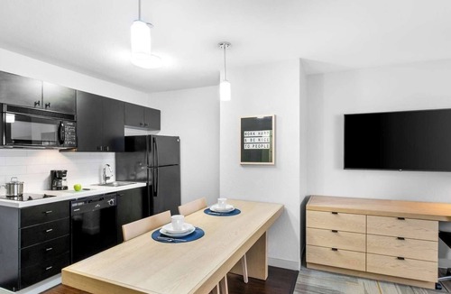 East Congress Hotel | Discover the Texas State Capitol from Prime Location! Pet-Friendly Property!
