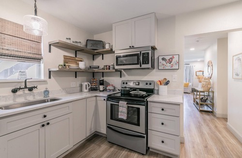 Arlington Heights House | Dogs Welcome+Extended Stay+Charming Home Near Dickies+KING Bed+Fully Furnished