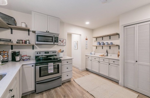 Arlington Heights House | Dogs Welcome+Extended Stay+Charming Home Near Dickies+KING Bed+Fully Furnished