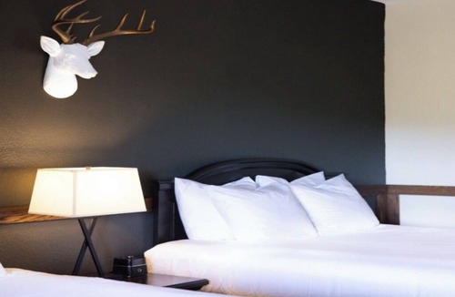 Boerne Hotel | Double Queen Balcony Room |2 Units | 6 mi to Main Street Shops & Dining