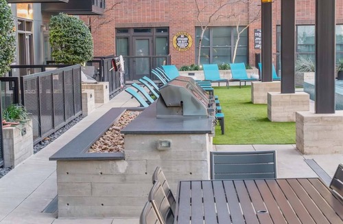 Deep Ellum Condo | Downtown, Balcony, Pool, Gym, Roof, Garage, King Sleeper Sofa, Twin Sleeper Sofa