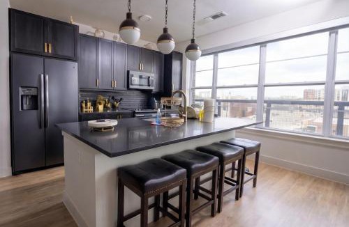 Deep Ellum Apartment | Downtown Dallas with Balcony, Pool, Rooftop Terrace, Gym, Queen Bed, King Sleeper Sofa, 2 Twin Sleeper Chairs, 65" TV, Secured Parking Garage, and FREE EV POWER