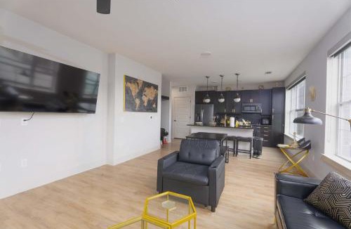 Deep Ellum Apartment | Downtown Dallas with Balcony, Pool, Rooftop Terrace, Gym, Queen Bed, King Sleeper Sofa, 2 Twin Sleeper Chairs, 65" TV, Secured Parking Garage, and FREE EV POWER