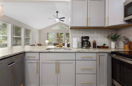 Lee's Summit House | Downtown Lee's Summit | Mini Golf, Arcade & Fire Pit — Sleeps 12