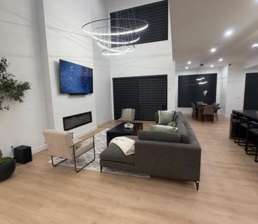 High River Villa | Downtown Luxe Stay - High River