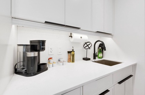 Milton Park Apartment | Downtown Montreal Atelier W/Balcony | 1BR King Bed, Sofa Bed, Parking, TV & Gym