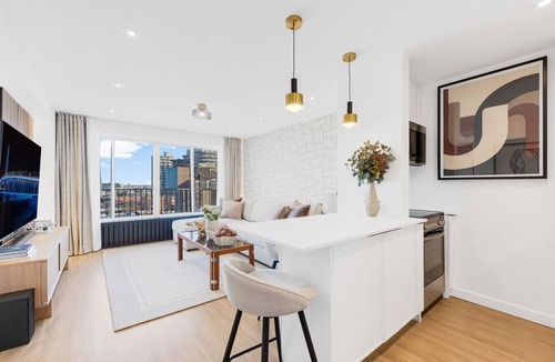 Milton Park Apartment | Downtown Montreal Concept W/Balcony | 1BR King Bed, Sofa Bed, Parking, TV & Gym