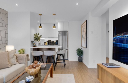 Milton Park Apartment | Downtown Montreal Galerie W/Balcony | 1BR King Bed, Sofa Bed, Parking, TV & Gym