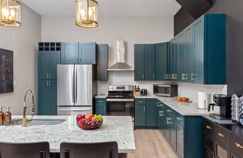 Eastside Promise Neighborhood House | Downtown SA Manor -Unique Stay w/Heated Pool, Hot Tub, Movie Room