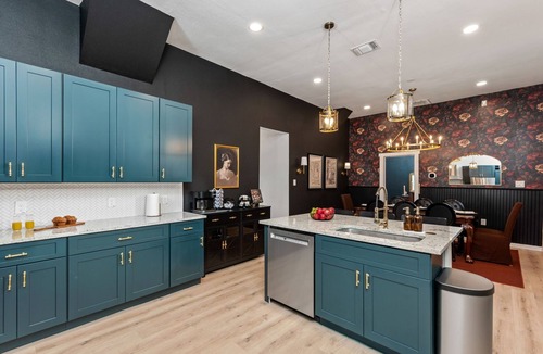 Eastside Promise Neighborhood House | Downtown SA Manor -Unique Stay w/Heated Pool, Hot Tub, Movie Room