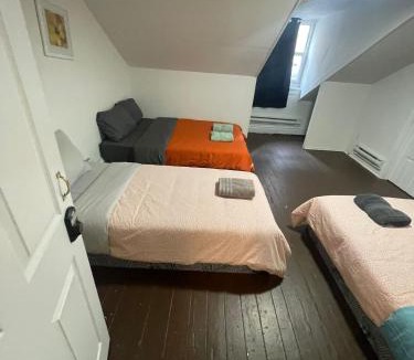 Bay Street Corridor House | Downtown Yonge & Dundas Suite For Large Family Group - Private Washroom-Free Wifi-Self Chekin