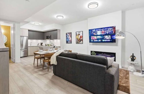 Downtown Toronto Apartment | DTWN Boutique Townhome + Basement Suite |Sleeps 10