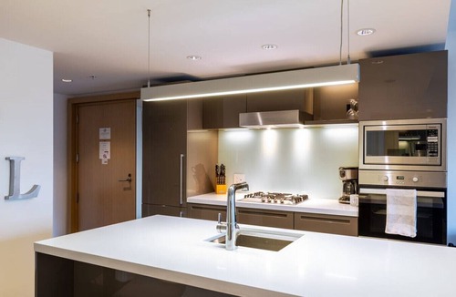 Central Apartment | Elegant 1BR Apt with Pool and Gym, Near Yaletown