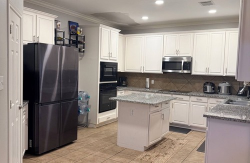 South Arlington House | Elegant 4-Bedroom Luxury Home,Theater, Sunroom & Outdoor Grill Near AT&T Stadium