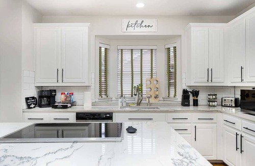 Allen House | Elegant 5 BR 3 Full BA Estate Pool Oasis PingPong Sleeps 22 EV Level 2 Charger