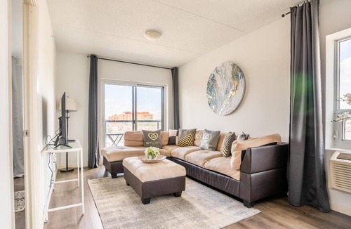 Beasley Apartment | Elegant Hamilton Apartments. GYM, BBQ