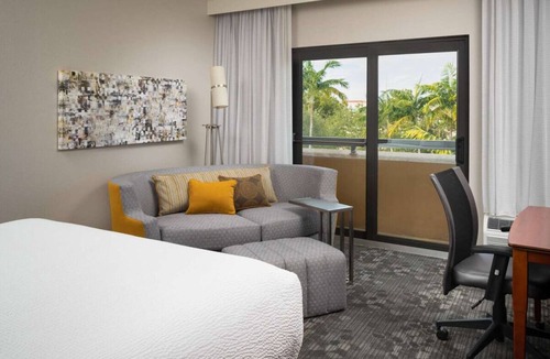 Miami Lakes Hotel | Elevate Your Miami Adventure! Pet-Friendly Stay Near Country Lake Park!