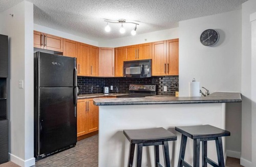 Invermere Apartment | En Pointe | Top Floor | Pool | Hot Tub | Gym