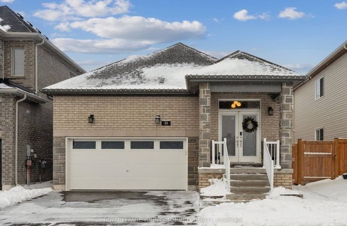 Innisfil House | Enjoy a stylish and comfortable stay in Barrie. This modern home offers cozy living spaces, fast WiFi, a fully equipped kitchen, and easy access to the waterfront, downtown, shopping, and local attractions — perfect for families, couples, or business