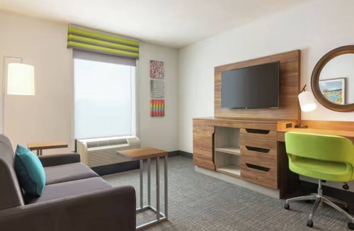 Houston Hotel | Enjoy Convenience & Comfort at This Modern Room w/Pool Access + Free Parking