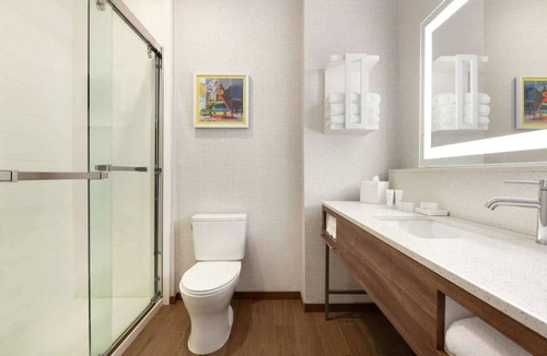 Houston Hotel | Enjoy Convenience & Comfort at This Modern Room w/Pool Access + Free Parking