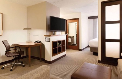 St. Johns Hotel | Enjoyable Stay in Austin! Comes w/FREE Parking, Swimming Pool, Pets Allowed!