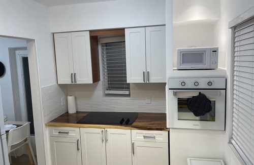 Hollywood Apartment | Entire Apartment Steps to sands of Hollywood Beach