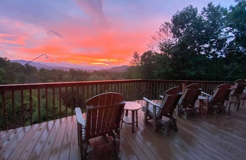 Murphy House | Epic Mountain Views | 2 Kings | Sleeps 8 + Dogs!