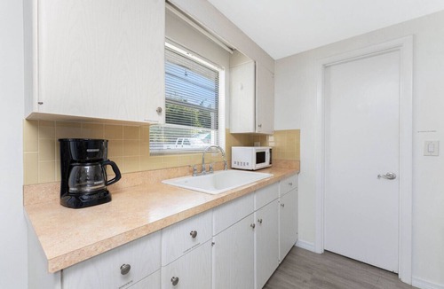 Englewood House | Euclid Escape by Paradise Breeze – Walk to Dearborn Street