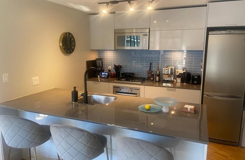 Gastown Condo | Executive 2-bed Suite Downtown near Canada Place & Rogers Arena Parking Included