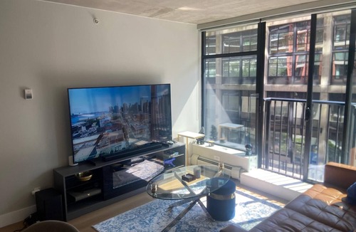 Gastown Condo | Executive 2-bed Suite Downtown near Canada Place & Rogers Arena Parking Included