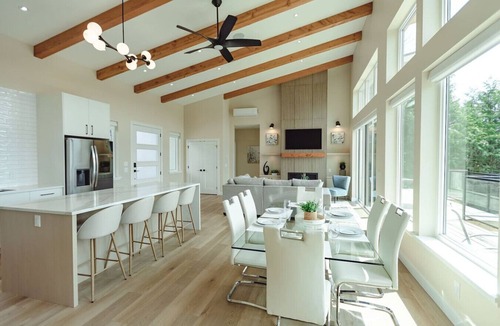 Regional District of Nanaimo House | Executive Beach House - Oceanfront and Waves