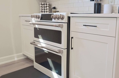 Mount Forest House | Executive Luxury Condo Corporate Stay Sleeps 4