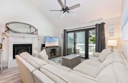 Saint Simons Heights Condo | Experience the best of St. Simons Island from this bright and breezy coastal condo, perfectly located to beach, shops and dining.