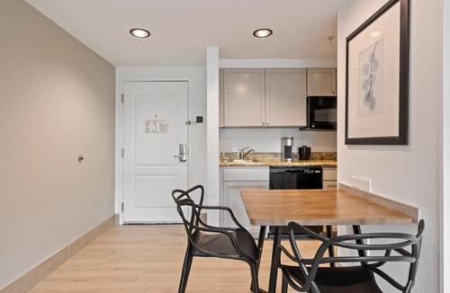 FM 1960 Hotel | Explore Houston’s Attractions from a Quiet Room, Perfect for a Relaxing Stay